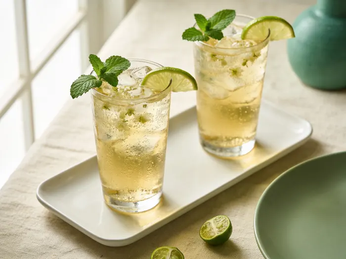 Hyldeblomstcooler med lime og mynte